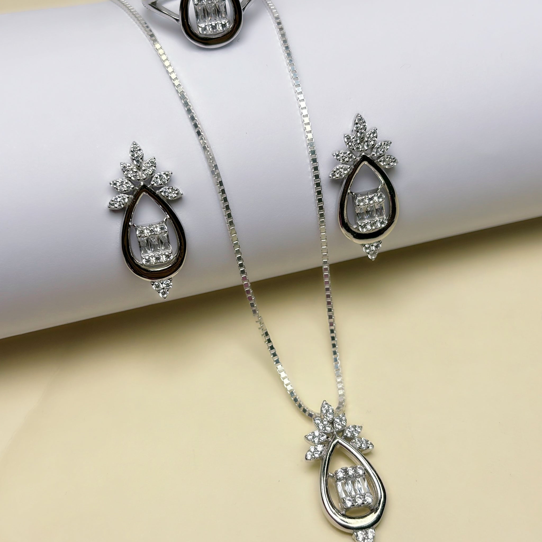 Chain pendent set