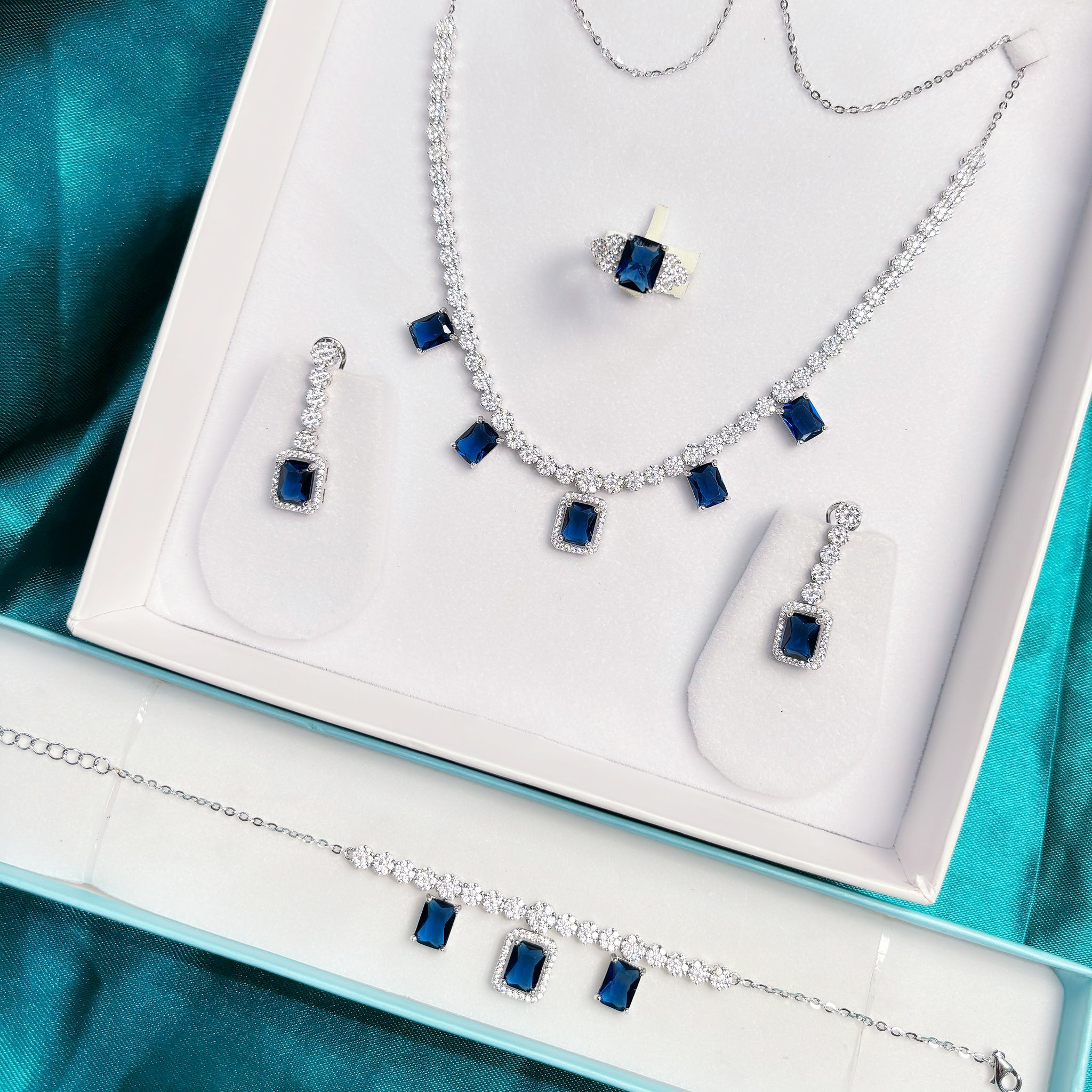 Silver necklace set