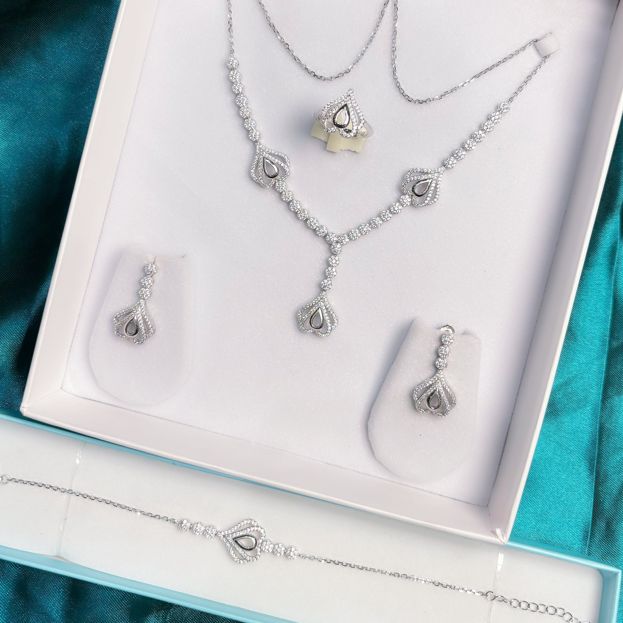 Silver necklace set